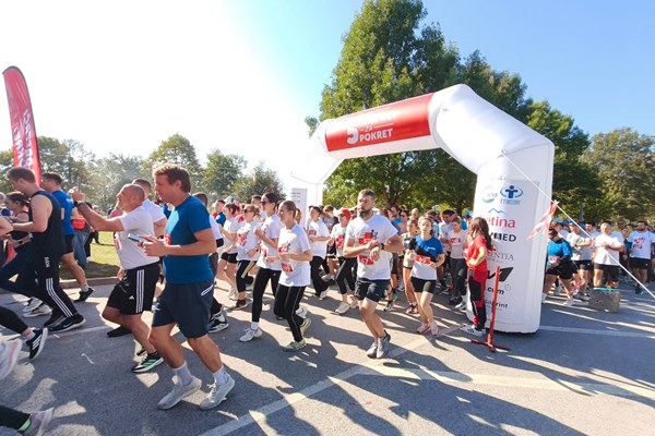 Jarun u znaku humanosti: Gotovo 400 trkača na utrci „Pretrči 5 za Pokret“